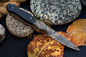 Cuchillo plegable de Damasco hecho a mano con mango de resina, cuchillo utilitario EDC para exteriores. - Product Image 5