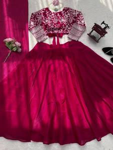 ชุดเลเฮนกาโชลีผ้าไหม JMV สีชมพูหรูหรา ปักลายเต็มตัว พร้อมงานปักเลื่อมและผ้าคลุมไหล่ - Product Image 6