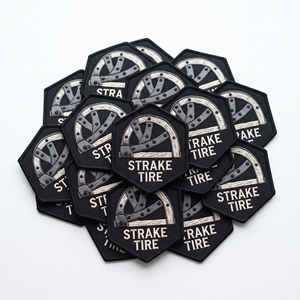 Écussons brodés hexagonaux personnalisés en gros pour fabricants de pneus et de roues, badges artisanaux en vrac - Product Image 1