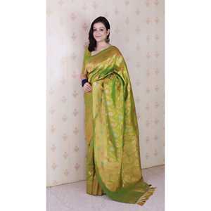 Écharpe en soie douce Banarasi Jaal verte Elite Weaves 650g avec des fils d'or Zari Meenakari tissés sur un sari - Product Image 3