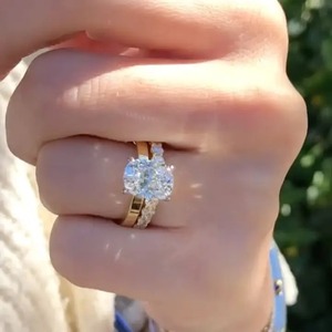 Ensemble de bagues de mariage en argent 925 avec moissanite taille coussin et halo caché, et alliance de mariage taille ronde en moissanite plaqué or jaune - Product Image 2