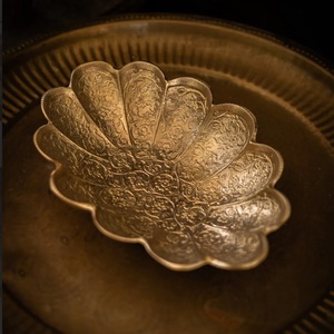 Services de table en aluminium faits à la main, gravures florales indiennes traditionnelles, assiettes, bols, plateaux, résistants au four, export. - Product Image 3