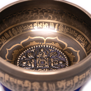 Bol chantant tibétain traditionnel martelé à la main avec 4 gravures de mandalas bouddhistes et des symboles sacrés de lotus et de sagesse bouddhiste - Product Image 3