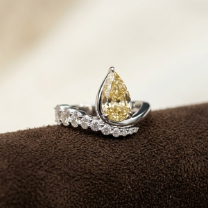 Bague de fiançailles solitaire en or blanc 14 carats avec diamant jaune fantaisie taille poire et diamant de laboratoire rond - Product Image 2