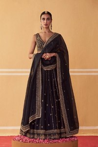 Conjunto de Lehenga Choli de seda crepé negra con trabajo de lentejuelas, bordado con Zari y Dori, traje nupcial para fiesta. - Product Image 2