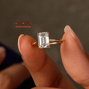 Anillo de Compromiso con Halo Oculto y Diamante Cultivado en Laboratorio con Corte Radiante para Mujer, Anillo Solitario con Diamante Cultivado en Laboratorio, Elegante Anillo de Propuesta - Product Image 2