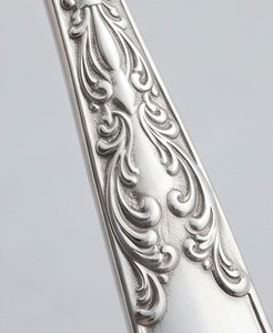 Cuillère de service classique en acier inoxydable avec long manche, finition miroir, design durable pour les mariages et les dîners élégants - Product Image 2