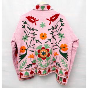 Veste universitaire rose brodée à la main avec des motifs floraux, col mandarin, manches longues, printemps, écologique, séchage rapide, respirante, en coton tricoté - Product Image 6