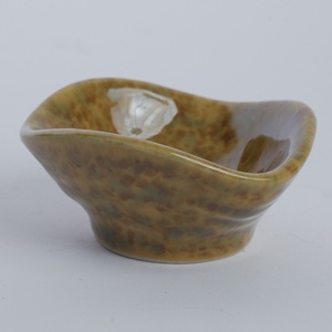 Plato Cuadrado de Cerámica con Esmalte Reactivo Color Ocre Ámbar, Borde Irregular, Diseño Moderno, Apto para Lavavajillas, para Restaurantes y Hoteles - Product Image 4