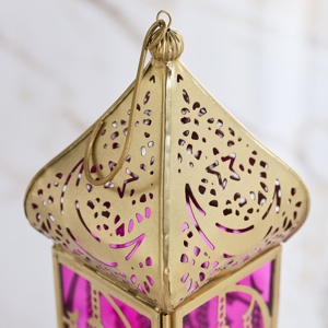 Encantadora Linterna Marroquí de Metal Dorado con Diseño de Luna y Estrella, Portavelas de Cristal Morado para Decoración del Hogar en Ramadán - Product Image 4