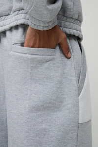 Pantalon de survêtement gris en coton pour homme avec taille élastique et poches latérales, logo sur la jambe droite, style décontracté pour l'automne - Product Image 2