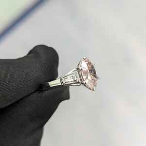 Anillo de Tres Piedras con Corte Ovalado de 3.01 CT en Oro Blanco de 14K, Color Rosa Fantasía, Cultivado en Laboratorio, para Mujer, Regalo de Compromiso para Ella - Product Image 2