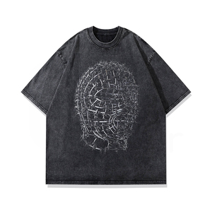 เสื้อยืดเดนิมสีดำทรงโอเวอร์ไซส์สำหรับผู้ชาย แขนสั้น คอกลม สไตล์สตรีท พิมพ์ลายลวดหนาม โลโก้ด้านหน้า ผ้าฝ้ายฟอก - Product Image 1