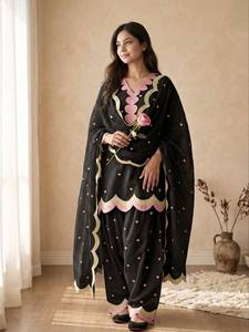 Conjunto de Kurta Negra Tradicional India y Pakistaní para Mujer con Bordado de Corazón, Largo hasta el Suelo, Corte Holgado, Ropa Casual - Product Image 4