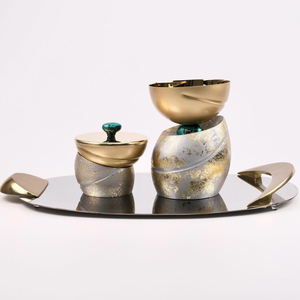 Ensemble d'encensoirs dorés sophistiqués avec bases texturées et plateau métallique, parfait pour une pièce d'ameublement de luxe moderne et parfumée. - Product Image 1