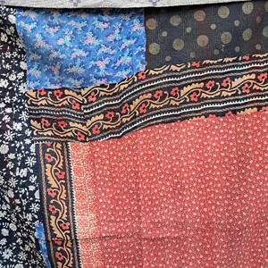 Manta Boho Reversible Hecha a Mano con Borde Ajrakh Vintage, Patchwork Kantha, Panel de Seda Floral Rojo y Margaritas Azul Marino, y Sari Reciclado - Product Image 2