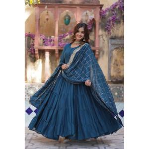 Vestido de Gala y Dupatta Hechos a Mano de Diseñador, Talla XL, Cintura Imperio, con Lentejuelas y Bordados - Product Image 1