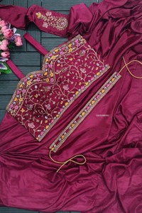 Sari de satén de diseño indio, conjunto de sari de satén listo para usar con chaqueta, sari de satén con bordado elaborado para fiestas, conjunto de sari de satén de tres piezas. - Product Image 5