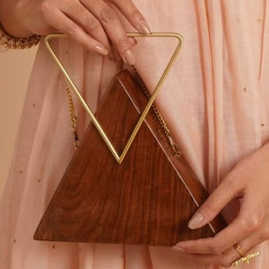 Bolso de mano triangular de madera con asas metálicas, accesorios de fiesta personalizados para damas, para ceremonias y fiestas a precio económico por UO - Product Image 1