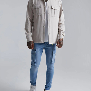 Jean cargo slim pour homme, taille mi-haute, en denim bleu délavé, style décontracté avec poches, logo avant, idéal pour le printemps - Product Image 4