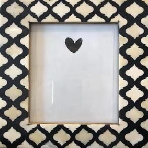 Cadre photo carré en bois moderne et écologique avec motif chevron vert en relief, fait main, pour présentation sur table - Product Image 2