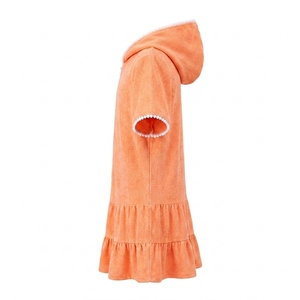 Robe de plage à capuche pour filles en gros, 100 % polyester, mignonne, à manches courtes, avec fermeture éclair sur le devant et ourlet à volants, pour la plage et la piscine, fabrication sur mesure avec étiquette personnalisée - Product Image 2