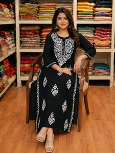 Kurti Moderno Negro con Bordado Chikankari a Mano, de Algodón, para Mujer, con Cuello Floral, Corte Recto, Estilo Étnico Indio, para Uso Casual - Product Image 2