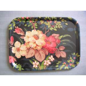 Bandeja de Esmalte con Estampado Floral de Lujo |   Plato de Servir de Metal Resistente al Óxido |   Bandeja Decorativa de Hojalata No Tóxica para Cocina y Fiestas - Product Image 1