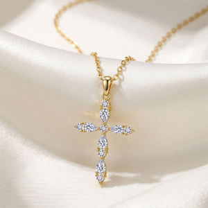 Pendentif Croix Plaqué Or Rose avec Cristaux de Laboratoire Taille Brillant Sertis Griffe, Collier Unisexe Tendance Religieux - Product Image 4