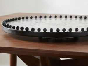 Lazy Susan Redonda de Lujo con Patrón de Mármol y Borde de Cuentas Negras, Diseño Moderno Hecho a Mano para Sala de Estar - Product Image 4