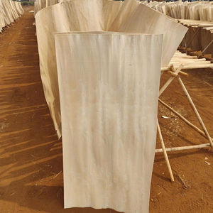 Suministro a granel de chapa de núcleo cortada rotativamente, duradera y ecológica (1270 mm de longitud, 10-12% de humedad) para aplicaciones de madera contrachapada e industriales - Product Image 1