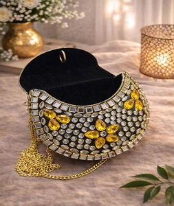 Pochette de soirée premium effet miroir argenté avec motif carreaux carrés et bandoulière chaîne pour femme, idéale pour mariages et soirées - Product Image 4
