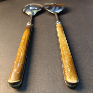 Juego de 2 Servidores de Ensalada de Acero Inoxidable con Mangos de Resina Pulida Color Ámbar, Cuchara y Tenedor Grandes para Charcutería Gourmet - Product Image 6