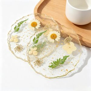 Posavasos de Resina con Flores Prensadas, Cuadrados de 3.54 Pulgadas, Diseño Moderno, Hechos a Mano, 8mm de Grosor, Flores Secas Transparentes, Borde Ondulado con Lámina Dorada - Product Image 1