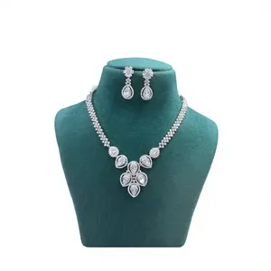 Ensemble collier et boucles d'oreilles en cristal en forme de fleur pour femmes, bijoux de mariage, alliage plaqué argent, style classique - Product Image 4