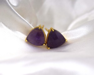 Pendientes de tuerca de lujo con amatista mística de corte triangular, chapados en oro y con piedras preciosas naturales - Product Image 4