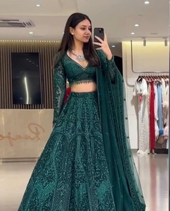 Lehenga Choli, Traje Tradicional Indio para Bodas, Bellamente Diseñado con Lentejuelas, para Ocasiones y Eventos Especiales para Mujeres - Product Image 1