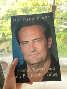 Amigos y amantes de Matthew Perry, libro en inglés de bolsillo, éxito de ventas - Product Image 2