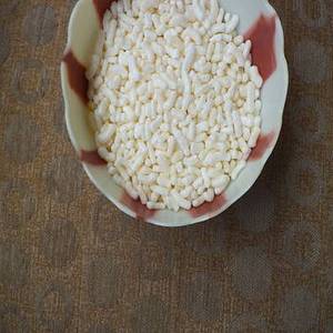 Riz soufflé indien fraîchement récolté pour la préparation de Bhel Puri, destiné aux entreprises de restauration de rue et aux besoins de production de snacks commerciaux - Product Image 1