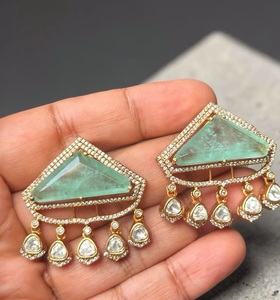 Pendientes glamurosos de alta calidad con piedras chapadas en oro para mujeres y niñas, regalo para bodas, compromisos, fiestas y colecciones. - Product Image 1