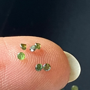 Diamantes Sueltos Melee de Laboratorio, Color Verde Fantasía, Forma Redonda, Claridad VS, 2mm, Certificados por IGI, para Joyería, Venta al Por Mayor - Product Image 2