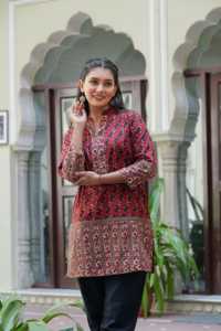 Colección de Kurtis Anarkali con Estampado Floral y Kurtis Cortos de Algodón en Azul y Marrón con Cuello Mandarín y Manga Tres Cuartos para Mujer - Product Image 4