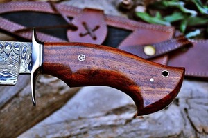 Cuchillo Bowie Artesanal para Camping en Acero de Damasco con Mango de Madera de Nogal y Funda de Cuero - Product Image 3