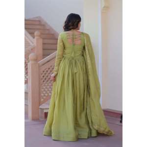 ชุดราตรียาวถึงพื้นปักเลื่อมสีทองพร้อมผ้าคลุมไหล่ - Product Image 4