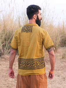 Camisa de Manga Corta para Hombre en Color Amarillo Mostaza de Algodón Khadi Puro con Diseño de Borde con Motivo Geométrico Griego Estampado a Mano - Product Image 6