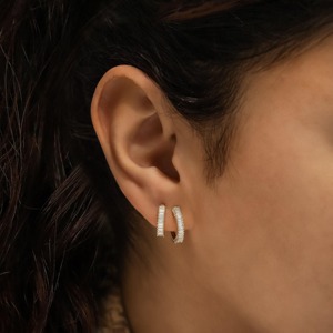 Pendientes de aro tipo huggie de oro blanco de 14k con diamantes baguette, delicados, con engaste de canal, brillantes, de lujo, para boda, minimalistas, apilables, finos - Product Image 1