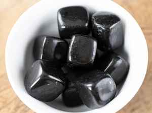 Tourmaline noire polie, cristaux assortis, pierres rafraîchissantes noires, ensemble en vrac, pierres de guérison en cristal de poche, pierres gemmes polies - Product Image 2