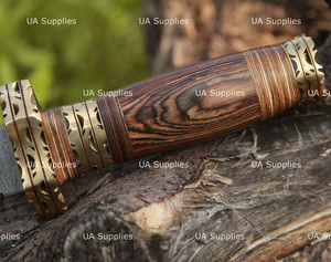 Cuchillo de caza de hoja fija de acero de Damasco forjado a mano personalizado UA Supplies con mango grabado de madera y latón, funda de cuero, OEM - Product Image 5