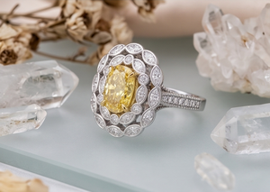 Anillo de Diamante Cultivado en Laboratorio con Corte Ovalado y Marquise en Color Amarillo Intenso con Halo para Mujer – Joyería de Compromiso Impresionante - Product Image 3