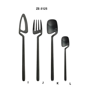 Ensemble de couverts de luxe faits à la main en or pour les tables de restaurant modernes – Repose-cuillères élégants en acier inoxydable gravés sur mesure et écologiques - Product Image 2